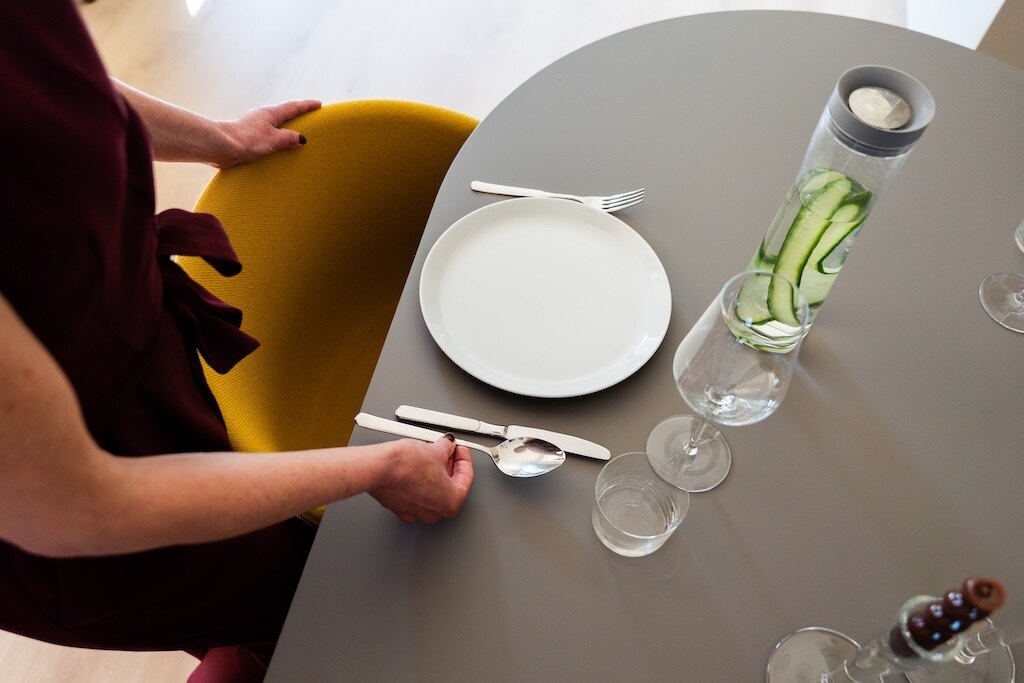 De tafel wordt gedekt