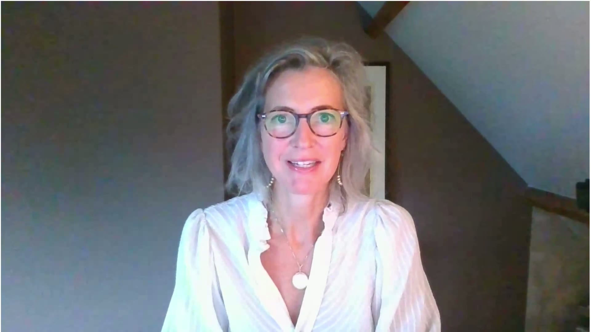 Evelyne Cupido, woonpsycholoog, in gesprek met de camera