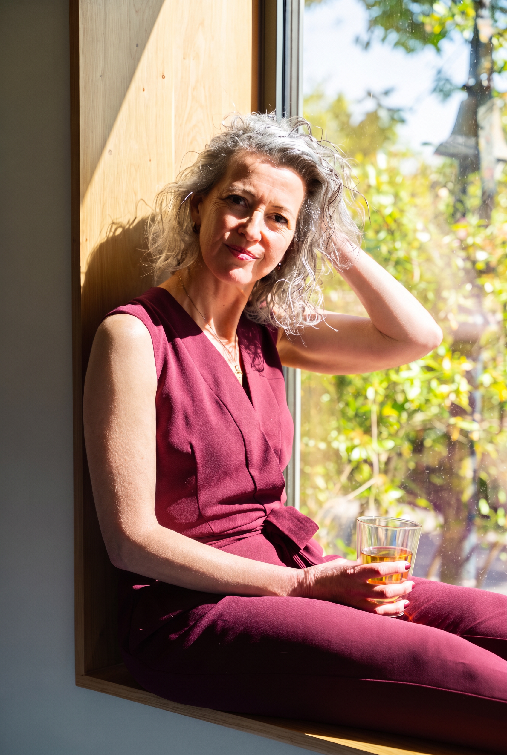 Evelyne Cupido, woonpsycholoog, in de vensterbank bij het raam