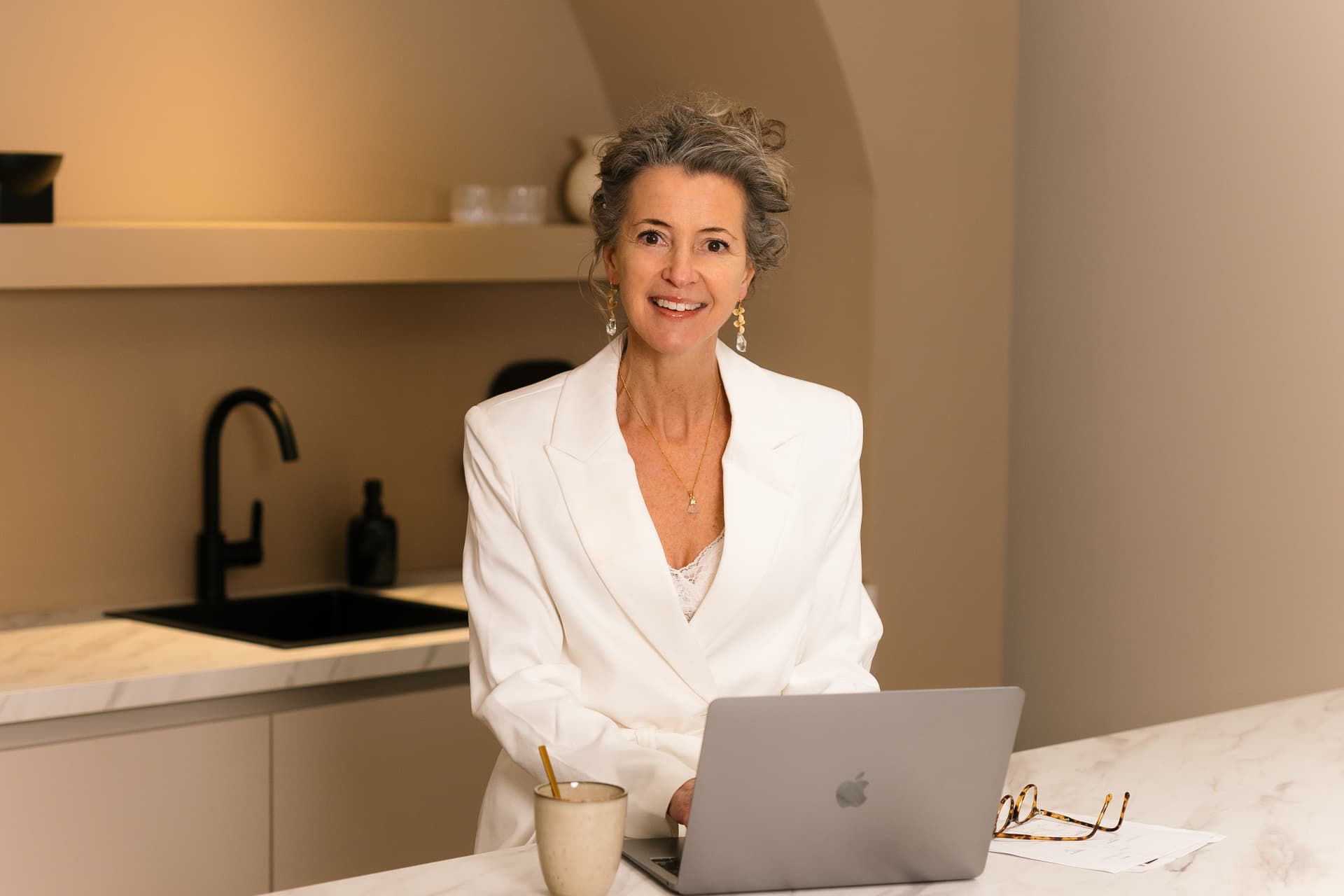 Evelyne Cupido aan het werk